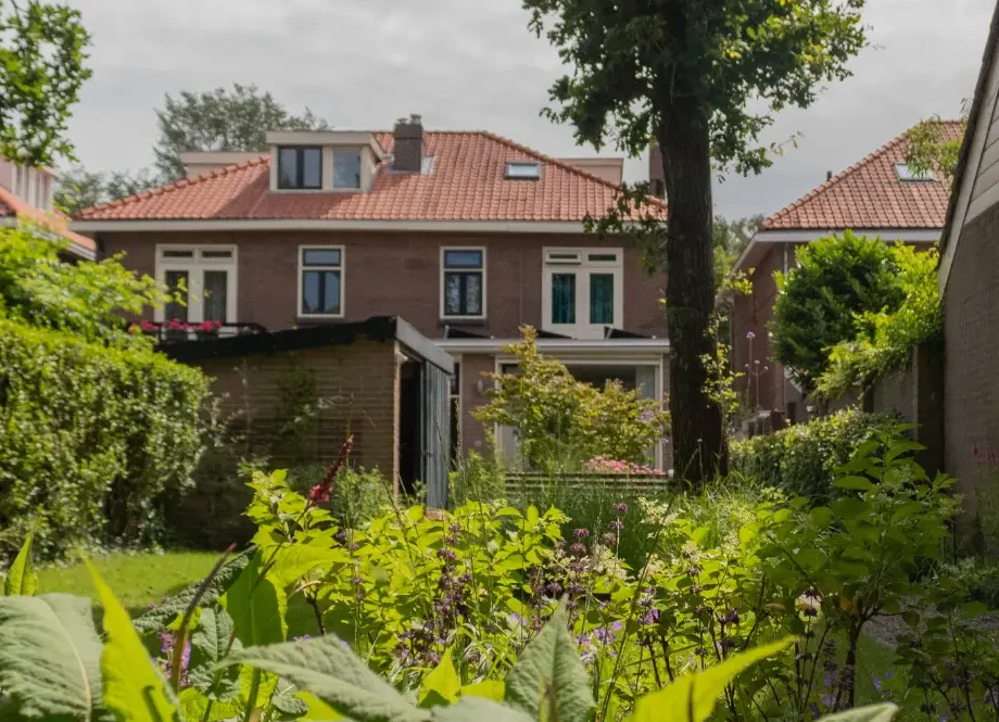 Klassieke achtertuin in Nijmegen aangelegd door Uw Tuin Hoveniers. Tuinontwerp en tuinaanleg door tuinarchitecten en hoveniers van Uw Tuin Hoveniers.