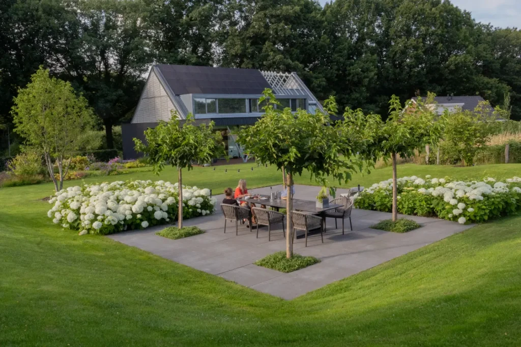 Terras van een landschappelijke tuin in Groesbeek/. Deze tuin in ontworpen door de tuinarchitecten van Uw Tuin Hoveniers en aangelegd door de hoveniers van Uw Tuin Hoveniers uit Malden.