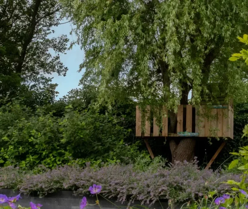 Tuinaanleg van een bostuin in Huissen met een boomhut