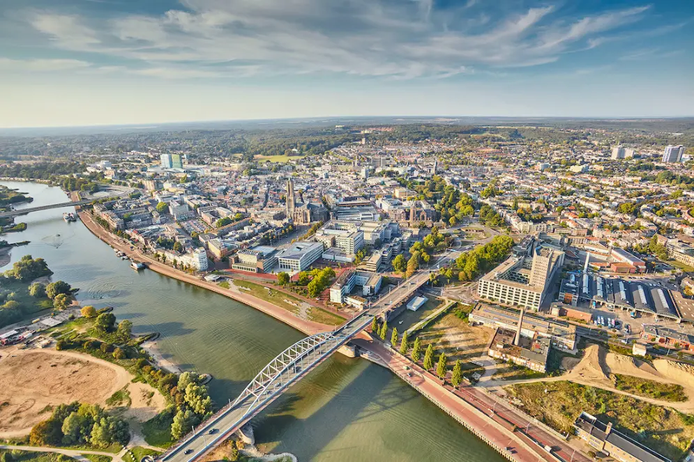 Luchtfoto Arnhem met de John Frostbrug over de Rijn