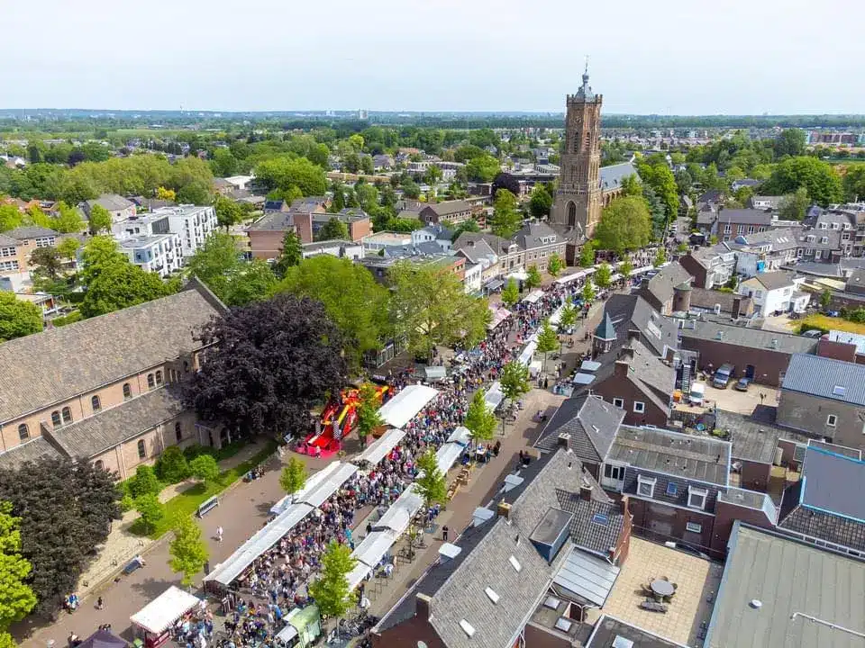 Het centrum van Elst tijdens Elst op stelten