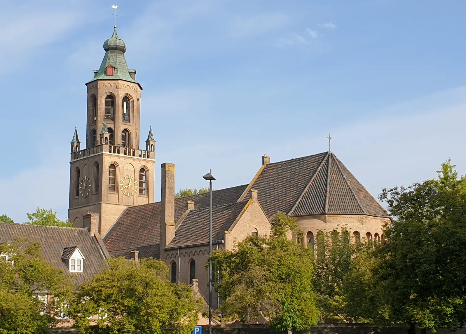 De kerk van Huissen, zicht vanaf raadhuisplein