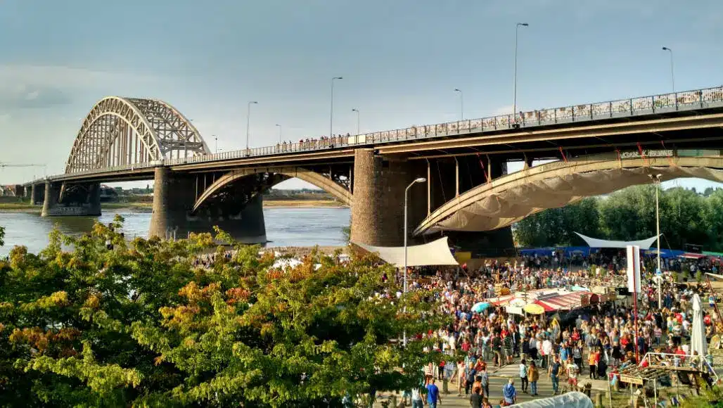 Waalbrug Nijmegen tijdens Vierdaagse