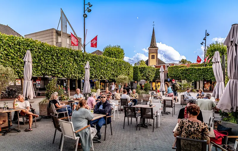 Volle terrassen in het centrum van Wijchen op een zonnige dag een bekende plek in Wijchen