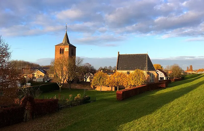 De hervormde kerk in Gendt aan de dijk met zonsondergang een herkenbare plek in Gendt