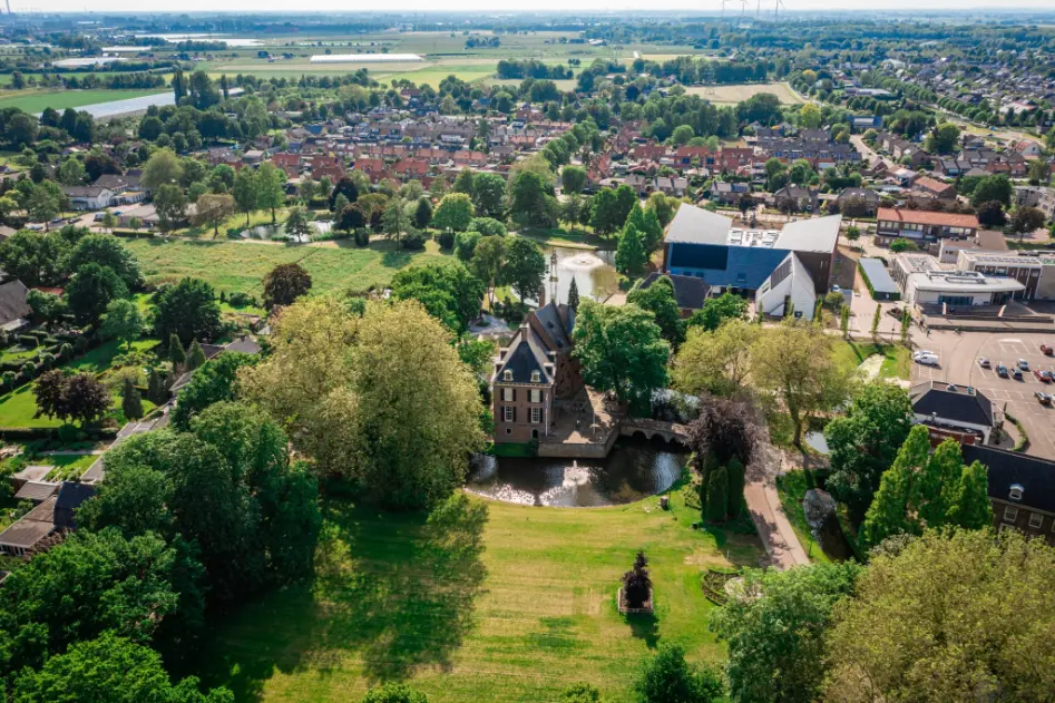 Overzicht foto van Bemmel, op de voorgrond kasteel de Kinkelburg